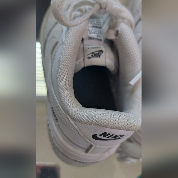 Nike Air Force 1 Leather White Sneakers Youth Size 9 Unisex - Picture 10 of 15